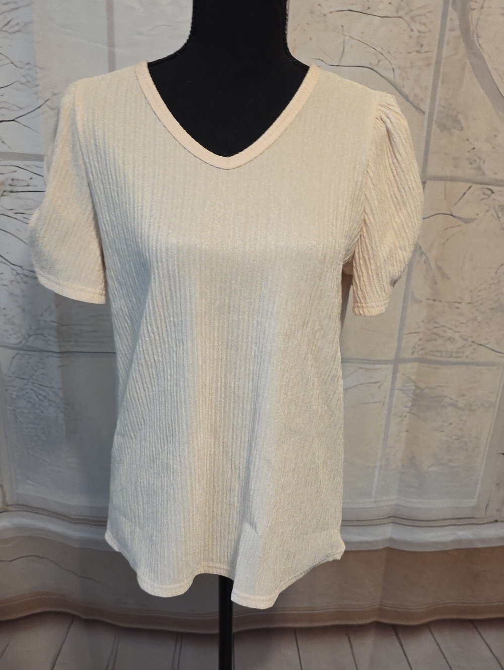Kohl's Cream V-Neck Short Sleeve Ribbed Top